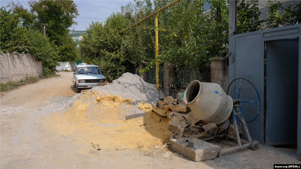 На вулиці Зарічній люди продовжують самостійно відновлювати своє майно. Один із місцевих жителів розповів, що матеріальну компенсацію від російської влади він отримав. Однак вона склала лише приблизно п'яту частину коштів, уже витрачених на ремонтні роботи
