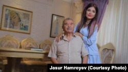 Ўзбекистон Халқ рассоми Муборак Йўлдошев қизи Манзура Йўлдошева билан.