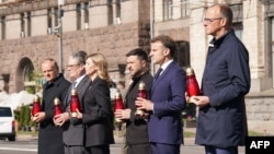 S lijeva na desno: poljski premijer Donald Tusk, britanski premijer Keir Starmer, prva dama Ukrajine Olena Zelenska, ukrajinski predsjednik Volodimir Zelenski, francuski predsjednik Emmanuel Macron i njemački kancelar Friedrich Merz odaju počast žrtvama rata, Kijev 10. maja