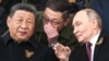Президент Китая Си Цзиньпин (л) и глава РФ Владимир Путин (п) на параде в Москве 9 мая 2025 года