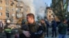 Выжившие после российской атаки несут спасенного из-под завалов кота№ Военно-воздушные силы Украины заявили, что в ночной атаке было задействовано около 600 дронов-камикадзе и беспилотников, а также 31 ракета