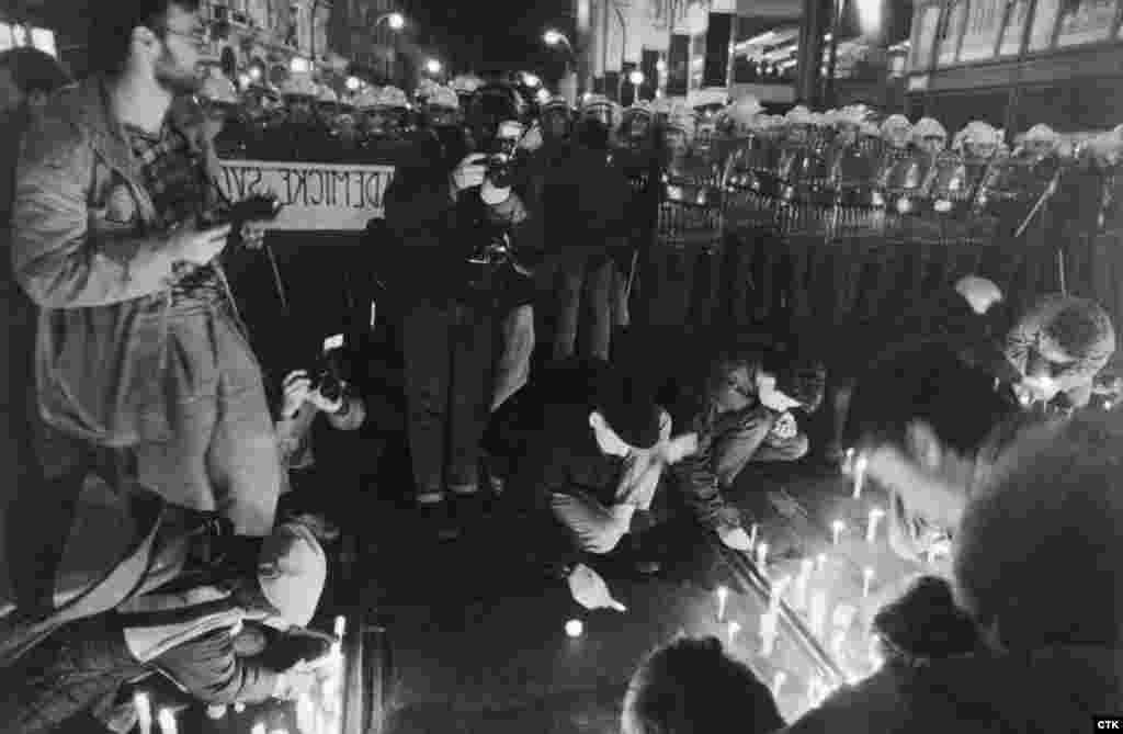 Studentler şem ýakyp &quot;biziň elimiz boşdyr&quot; diýip, özleriniň ýaragsyzdygyny aýtdylar, emma polisiýa olaryň gaçyp gutulmagy üçin bar bolan ähli ýollary böwetläp, gysyp başlady. &nbsp; &nbsp;