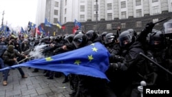 Украина - Столкновения демонстрантов с силами полиции возле здания правительства в Киеве, 25 ноября 2013 г. 