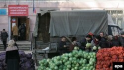 «Вибори» в обмін на дешеві овочі, по гривні за кіло (але не більш як по три кіло в руки), Донецьк, 2 листопада 2014 року