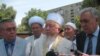 Верховный муфтий Казахстана Абсаттар кажи Дербисали отвечает на вопросы журналистов в день открытия первого медресе в Алматы. 10 августа 2009 года.