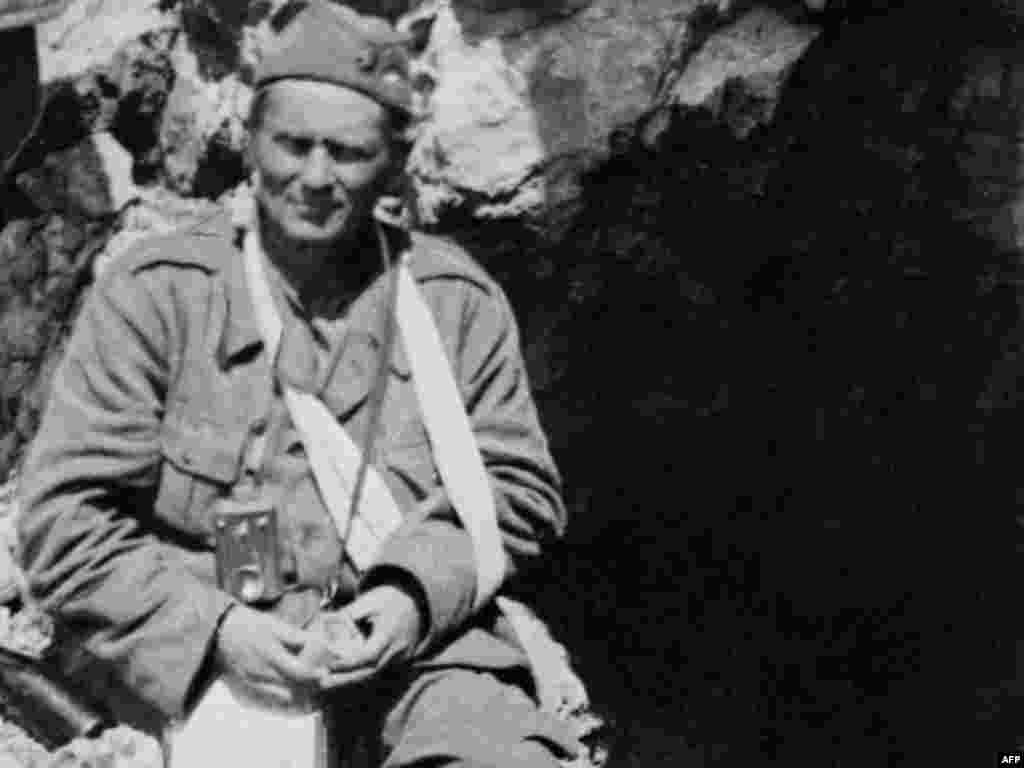 Tito, lider al rezistenție antinaziste, a fost rănit în bătălia de la Sutjeska, în sud-estul Bosniei, în mai iunie 1943.