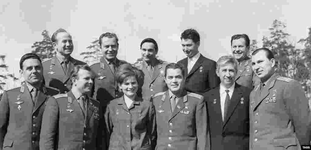 Cosmonauți sovietici (de la dreapta la stînga): Vladimir Komarov, Aleksei Leonov, Iuri Gagarin, German Titov, Valentina Tereșkova, Valeri Bîkovski, Andrian Nikolaev, Boris Iegorov, Konstantin Feoktistov, Pavel Popovici, and Pavel Beliaev.