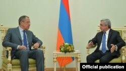Armenia - President Serzh Sarkisian (R) meets with Russian Foreign Minister Sergey Lavrov, Yerevan, 9Nov2015.