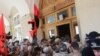 Протестувальники намагаються зайти до Львівської міської ради, 9 червня 2016 року
