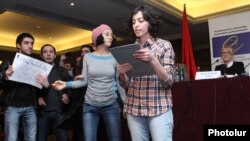 Լենա Նազարյանը միջազգային դիտորդների ասուլիսի ժամանակ ընթերցում է իրենց տեքստը, Երեւան, 19-ը փետրվարի, 2013թ.