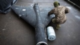 Офицер ВСУ осматривает сбитый российский ударный беспилотник типа «Шахед», ноябрь 2024 года