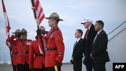 Прэзыдэнт ЗША Дональд Трамп выходзіць з самалёта Air Force One пасьля прыбыцьця ў міжнародны аэрапорт Калгары перад пачаткам саміту G7 у Канадзе, 15 чэрвеня 2025 году