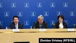 Қазақстанның оқу-ағарту министрі Ғани Бейсембаев (сол жақта) үкімет үйінде өткен брифингте сөйлеп отыр. Астана, 24 шілде, 2025 жыл