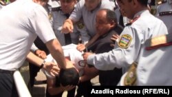 Баку: поліція хапає людей і затягує до автобусів, 21 травня 2012 року