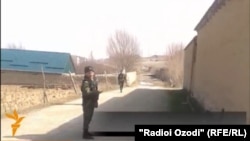 Марзбонҳои қирғиз дар яке аз кӯчаҳои Овчӣ-Қалъача
