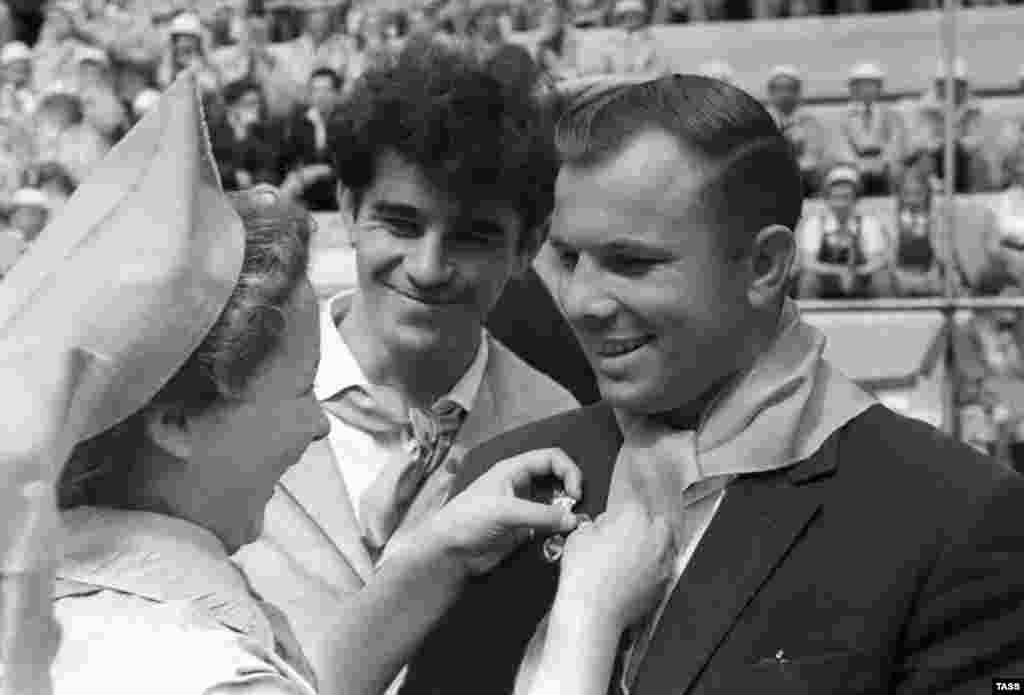 La revenirea pe Pământ, lui Gagarin i s-a acordat titlul de Erou al Uniunii Sovietice, și a devenit o parte esențială din istoria omenirii.