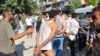 Эркин Сирия армиясы Алеппо шаарындагы Шаар райондук полициясынын мүчөлөрүн туткундап баратышат. 25-июль 2012