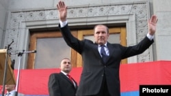 Armenia - Opposition leader Levon Ter-Petrosian greets supporters at a rally in Yerevan, 26Jun2012.