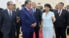 Тажикстандын президенти Эмомали Рахмонду Айнура Абдыраманова фабриканын иши менен тааныштырууда .