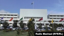 اسد قیصر په خپل امر کې د قامي اسمبلۍ اووه غړو نومونه خپاره کړي چې غونډې ته نشي ورتللای. له ارشیفه د پارلېمان د ودانۍ انځور