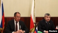 Департамент информации и печати МИД РФ заранее оповестил нас о целях визита министра: - "Стороны "сверят часы" по всей повестке дня двусторонних отношений, актуальные проблемы сотрудничества и пути дальнейшего укрепления"