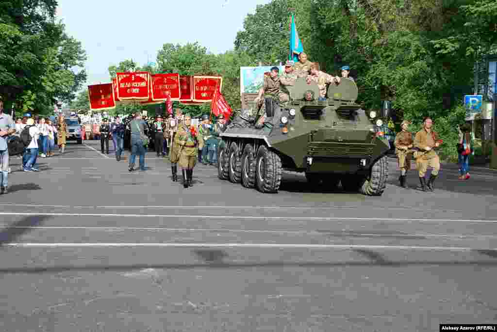 Впереди колонны ехал бронетранспортер с флагом Казахстана. За бронетранспортером шла группа офицеров с копией Знамени Победы, доставленной из Москвы. За Знаменем Победы – учащиеся алматинской военной школы имени Бауыржана Момышулы, несущие штандарты фронтов Великой Отечественной войны. Конечным пунктом марша был памятник воинам-казахстанцам, погибшим в боевых действиях в Афганистане и других странах. Этот памятник – недалеко от Мемориала Славы с Вечным огнем, к которому в этот день должны были торжественно возложить цветы.