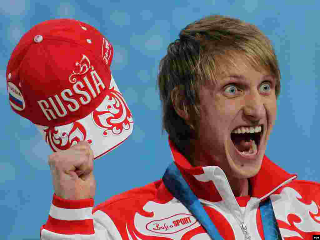 Ors sportsmeni Iwan Skobrew Wankuwerde alan k&uuml;m&uuml;ş medalyny dabaralandyr&yacute;ar. 2010.