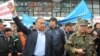Курманбек жана Жаныш Бакиевдер бийликтен кулатылгандан кийин Ош шаарындагы митингде. 15-апрель, 2010. 