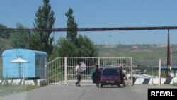 Ўзбекистон-Қирғизистон чегарасидаги Интимоқ чегара пункти 26 май куни тақа-тақ берклигича қолди.