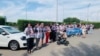 The demonstrators held a banner reading "Liberty to political prisoners!" and chanted "Freedom!"