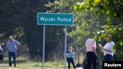 Polonia. Soldații patrulează pe stradă în localitatea Wyryki, după încălcarea spațiului aerian polonez.