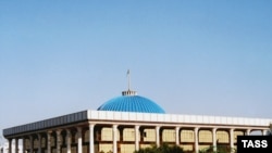 Ўзбекистонда ҳашаматли парламент биноси бору¸ парламентаризм асослари йўқ¸ дейишмоқда мустақил таҳлилчилар.