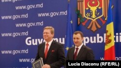 Stefan Fule și Vlad Filat la Chișinău în septembrie trecut