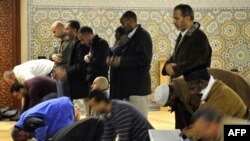 Мусалмонони Швейтсария дар ҳоли салотгузорӣ