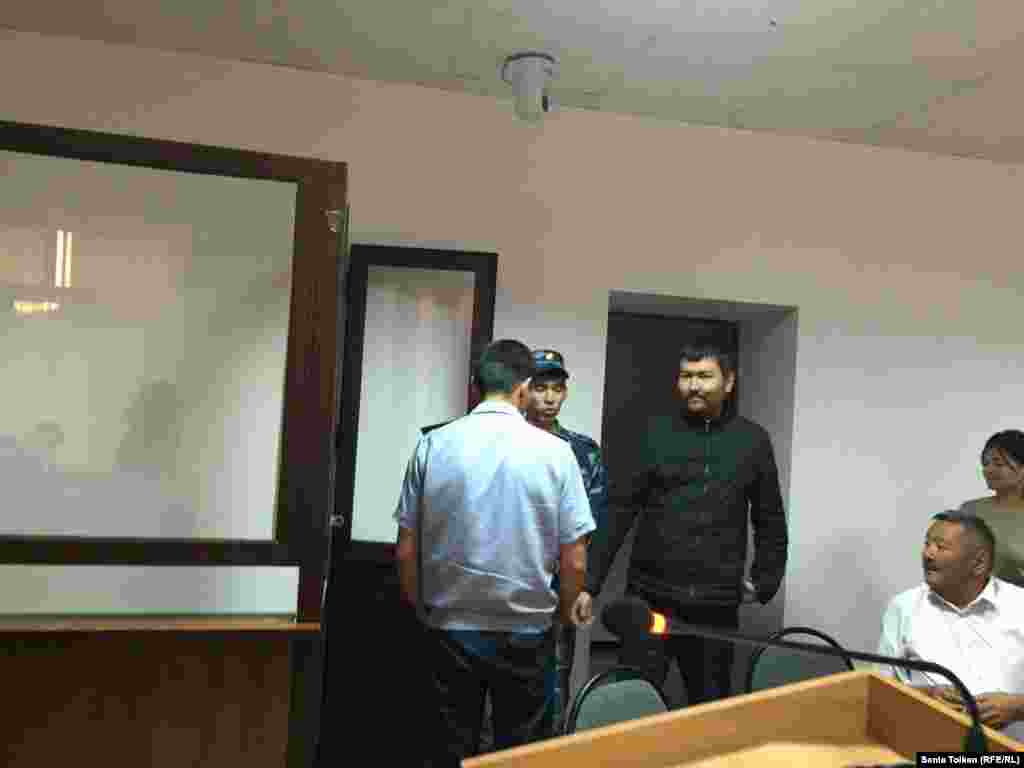 Азаматтық белсенді Талғат Аянды сот залына әкелді. Атырау, 3 маусым 2016 жыл. 