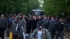 Полиция Москванын ортолугундагы Чистые Пруды районундагы убактылуу конуштан оппозиция тарапкерлерин айдап чыгууда. 16-май, 2011 16May2012
