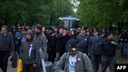 Полиция Москванын ортолугундагы Чистые Пруды районундагы убактылуу конуштан оппозиция тарапкерлерин айдап чыгууда. 16-май, 2011 16May2012