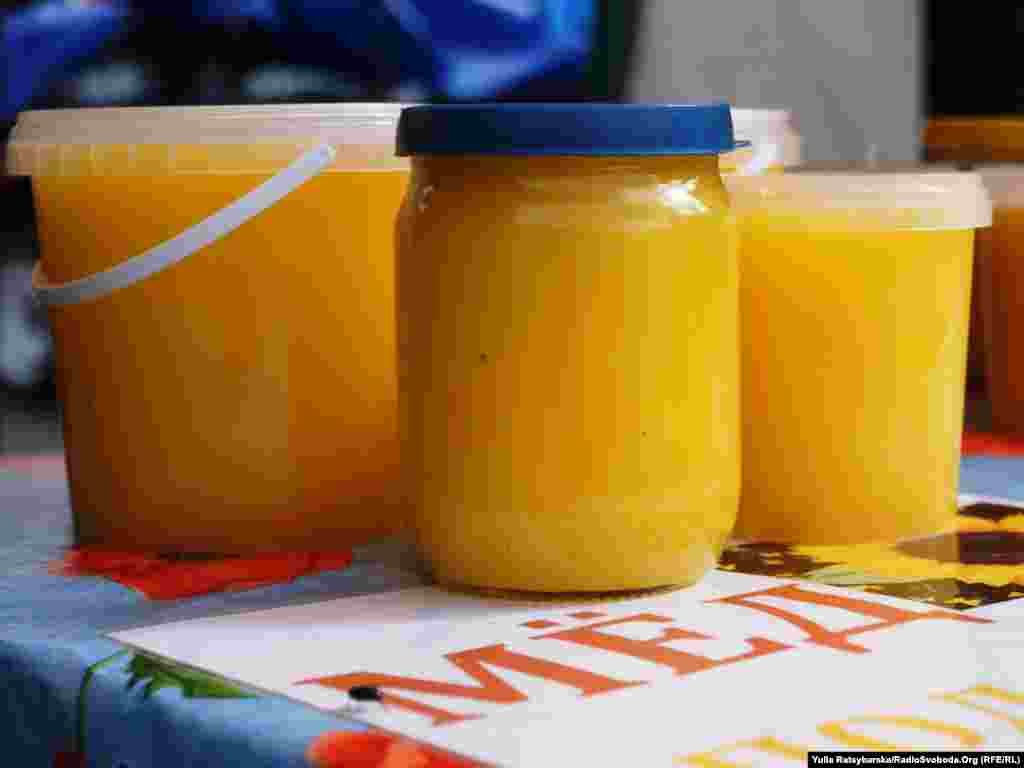 Близько сотні бджолярів привезли на свято свою продукцію: від травневого меду із різнотрав'я до прополісу й маточного молочка
