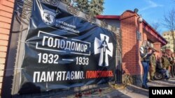 Плакат на воротах Генерального консульства Росії у Львові під час вшанування жертв Голодомору-геноциду 1932-1933 років. Львів, 25 листопада 2017 року