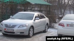 Жогорку Кеңештин гаражында турган машинелер