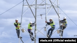 Работници на електричен столб. Илустрација. 