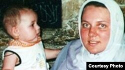 Irena Sarahna with her daughter (file photo)