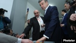 Վարչապետ Կարեն Կարապետյանը քվեարկում է խորհրդարանական ընտրություններում, Երևան, 2-ը ապրիլի, 2017թ․