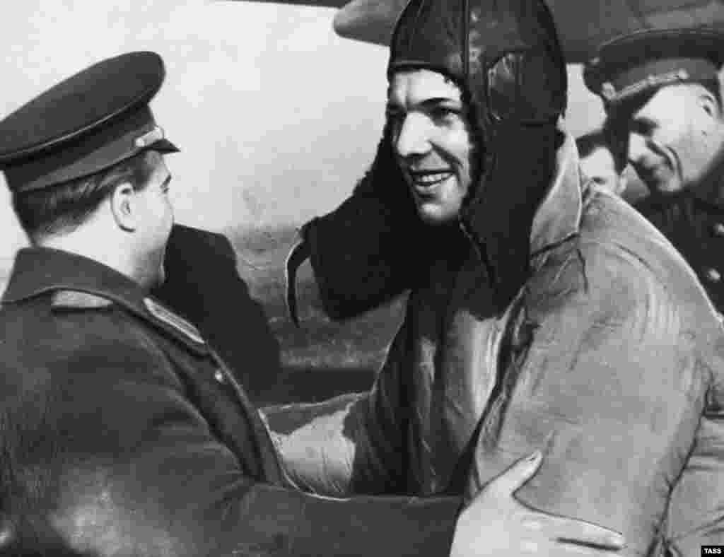 Gagarin e felicitat după zborul încununat cu succes.