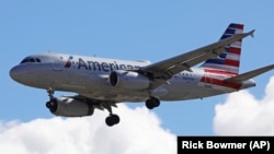 American Airlines ավիաընկերության օդանավը թռիչքի ժամանակ, արխիվ