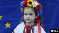 Fetiță ucraineancă în costum național, de sărbătoarea Zilei Independenței Ucrainei 