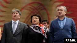 Глава Временного правительства Кыргызстана Роза Отунбаева в окружении заместителей премьер-министра Алмазбека Атамбаева (слева) и Омурбека Текебаева. Бишкек, 17 мая 2010 года.