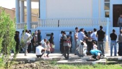 Türkmenistanyň migrasiýa edaralarynyň biriniňöňünde nobata duran raýatlar (Arhiw suraty)