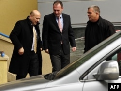 Fatmir Limaj duke hyrë në Gjykatën e Qarkut në Prishtinë...