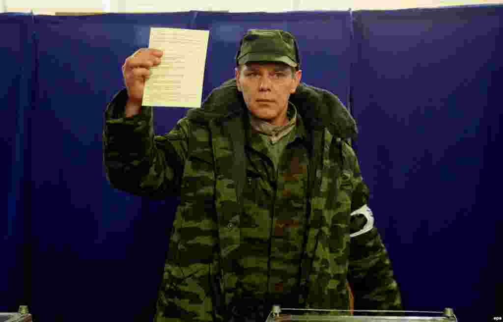 Orsýetçi &quot;öz-özüňi gorag&quot; güýçleriniň agzasy saýlaw uçastogynda.